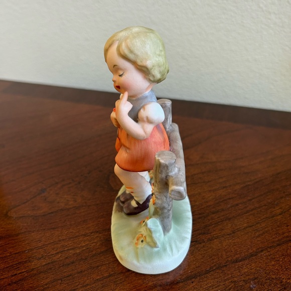 Vintage Arnart girl against a fence porcelain figurine - Picture 3 of 5
